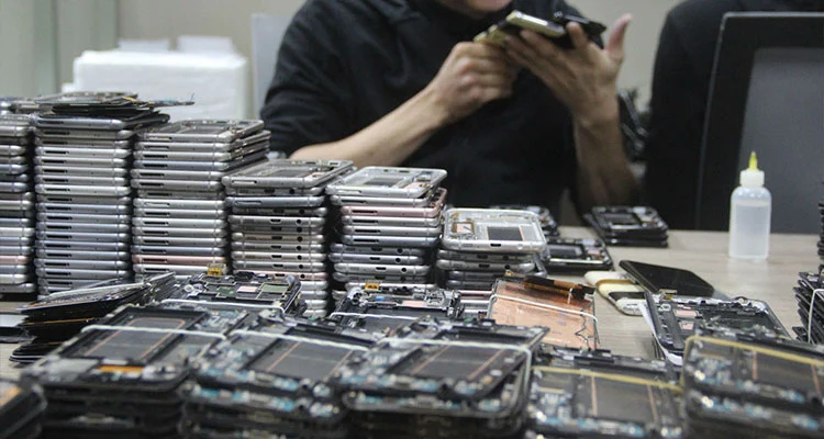 iPhoneのLCDスクリーン価格は2026年に二極化：修理店が再生オリジナルディスプレイに切り替える理由